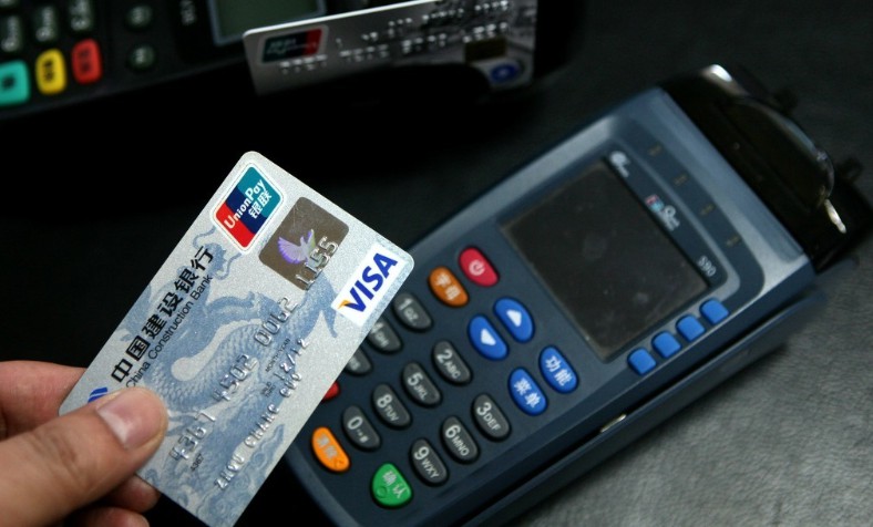 都是使用正規(guī)POS機(jī)養(yǎng)卡，有人額度10萬(wàn)，有人卻只有10塊！ 