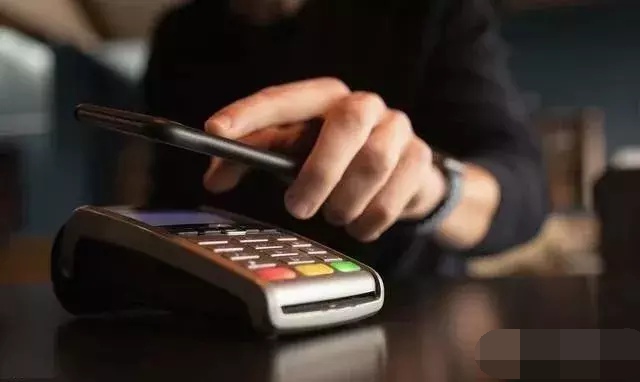 信用卡綁在手機(jī)上使用POS機(jī)消費(fèi)和直接POS機(jī)刷卡的區(qū)別 